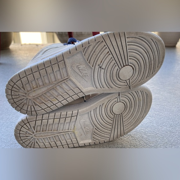 Nike Air Jordan 1 Mid SE Women’s DM9126-104 Sand Drift; Excellent Condition - Picture 9 of 10